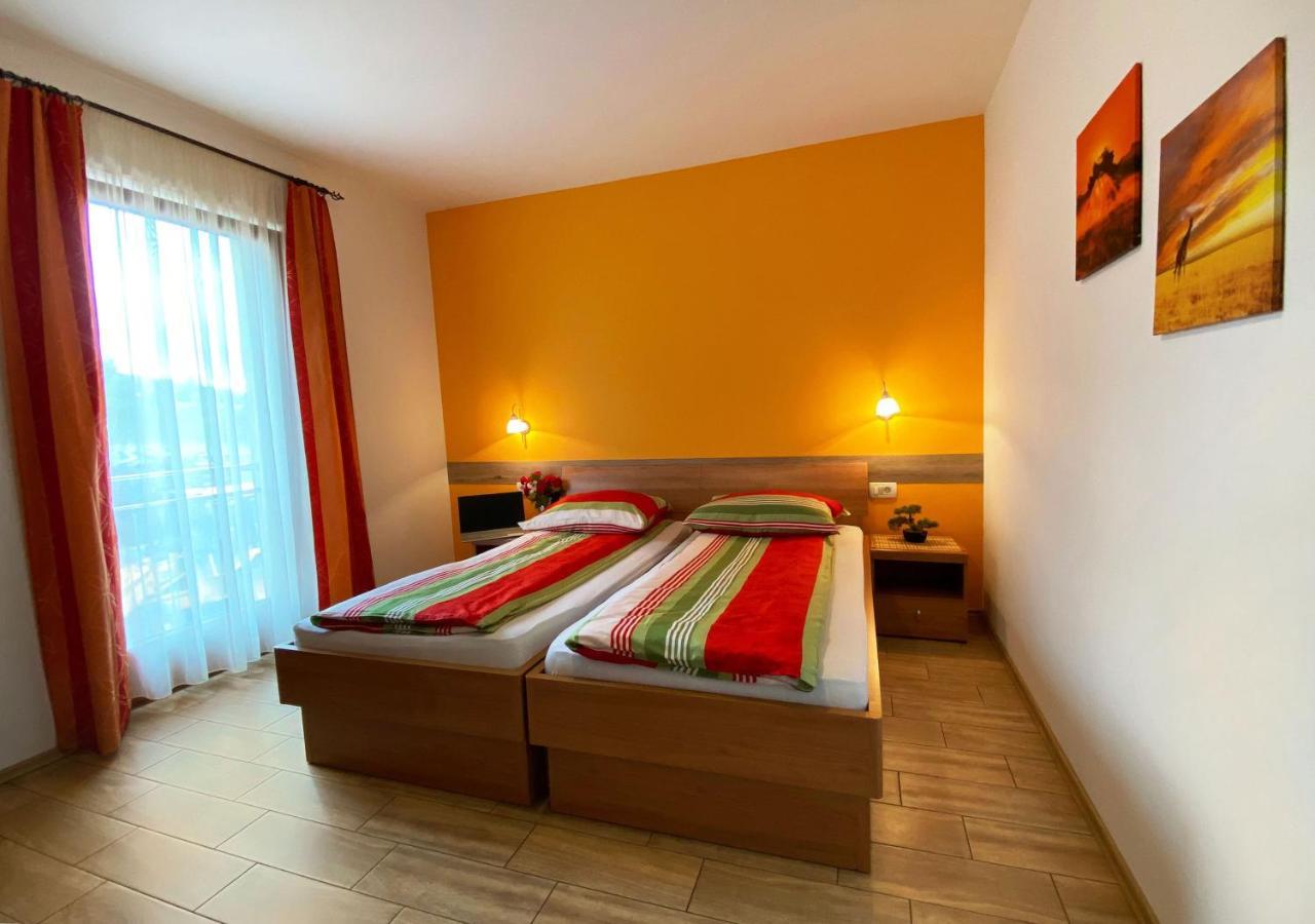 Guesthouse Mesec Zaplana Vrhnika Buitenkant foto
