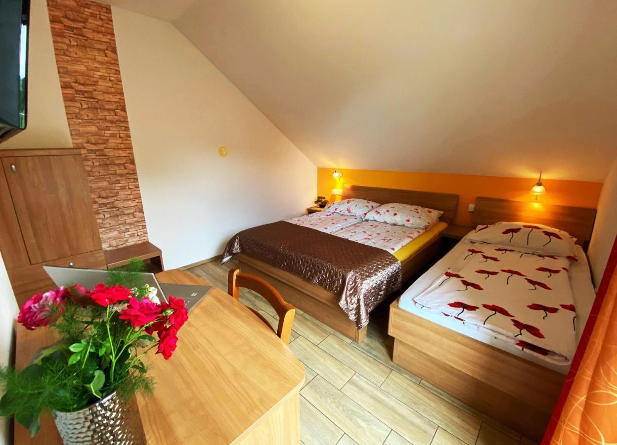 Guesthouse Mesec Zaplana Vrhnika Buitenkant foto