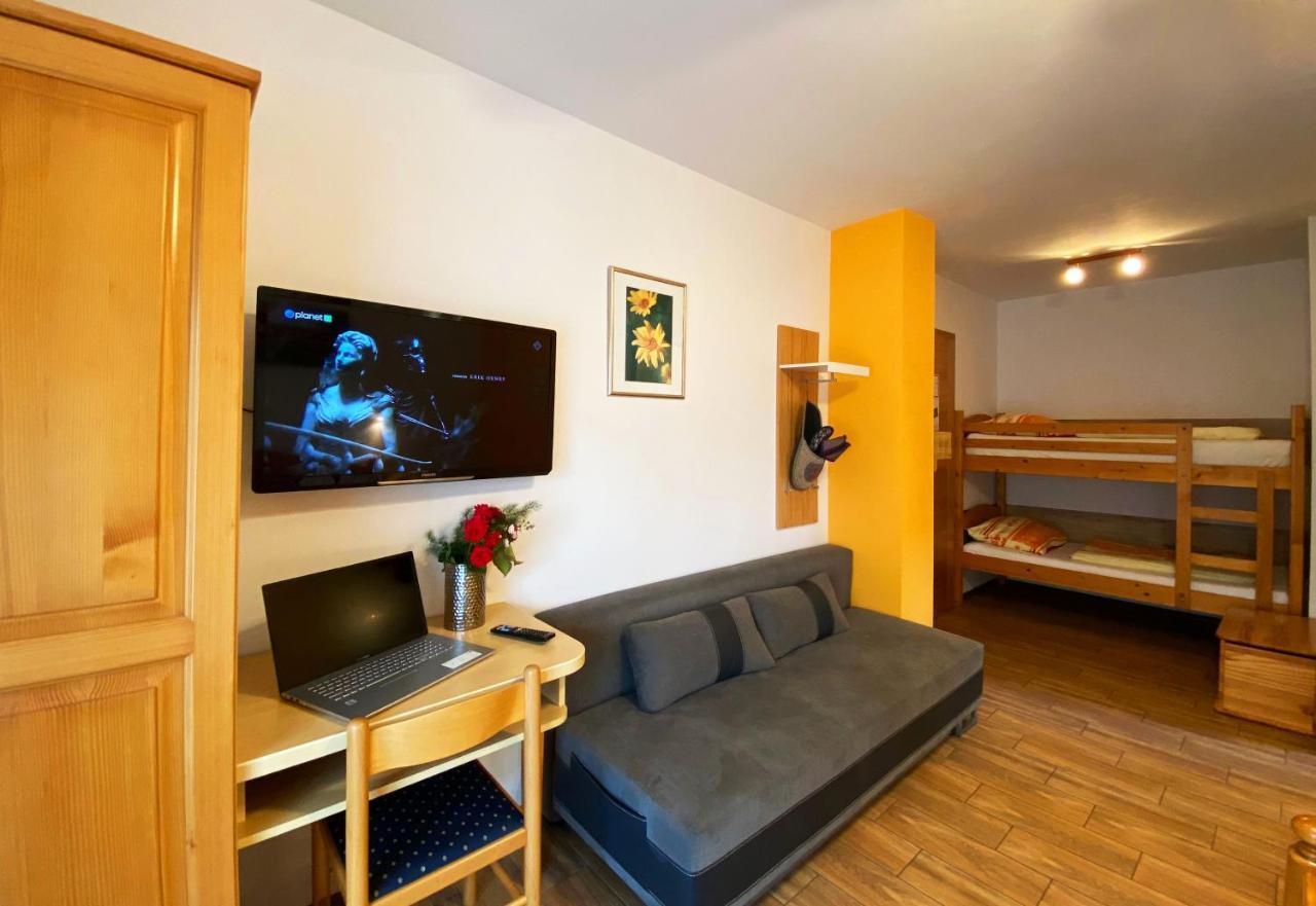 Guesthouse Mesec Zaplana Vrhnika Buitenkant foto