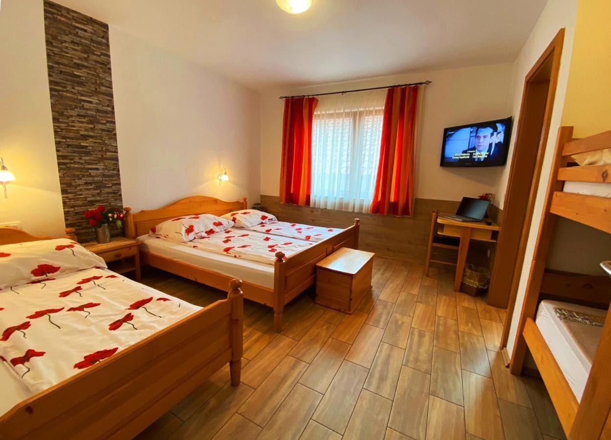 Guesthouse Mesec Zaplana Vrhnika Buitenkant foto