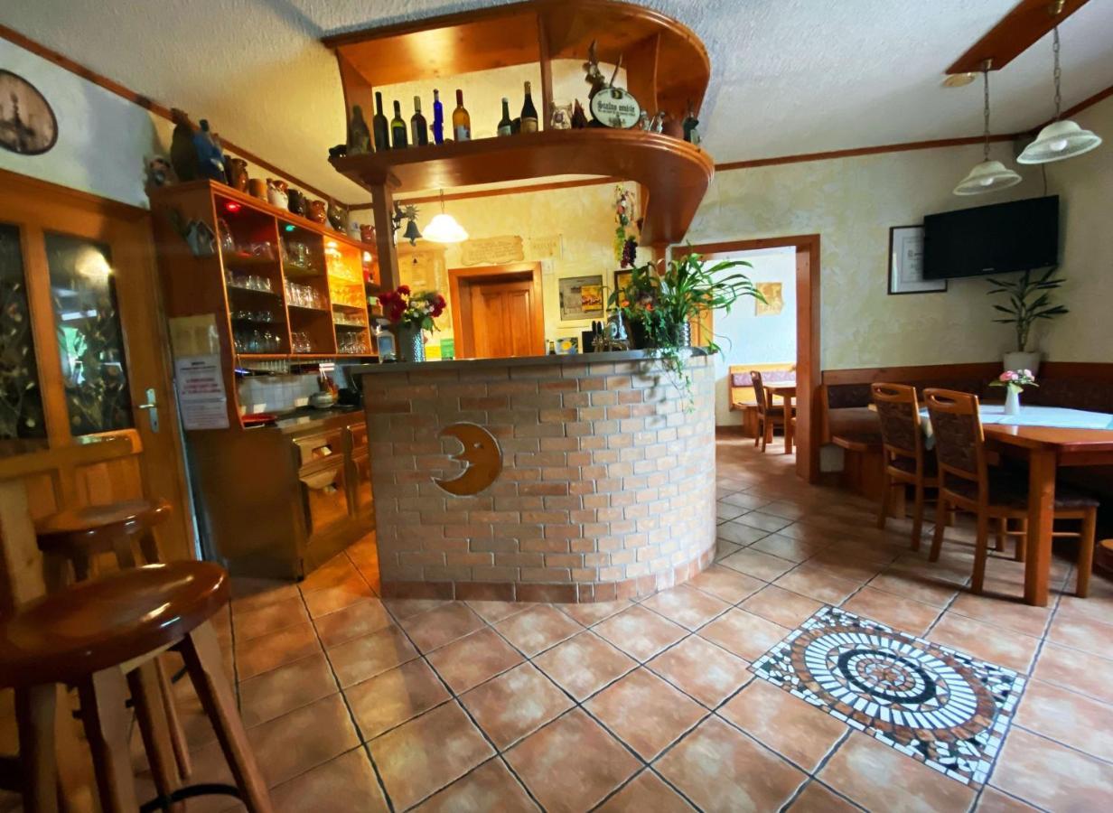 Guesthouse Mesec Zaplana Vrhnika Buitenkant foto