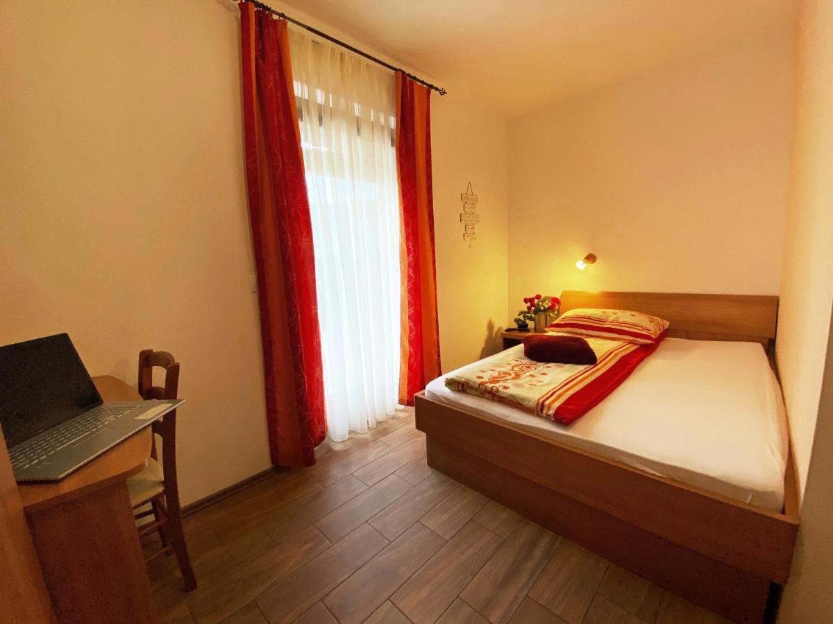 Guesthouse Mesec Zaplana Vrhnika Buitenkant foto