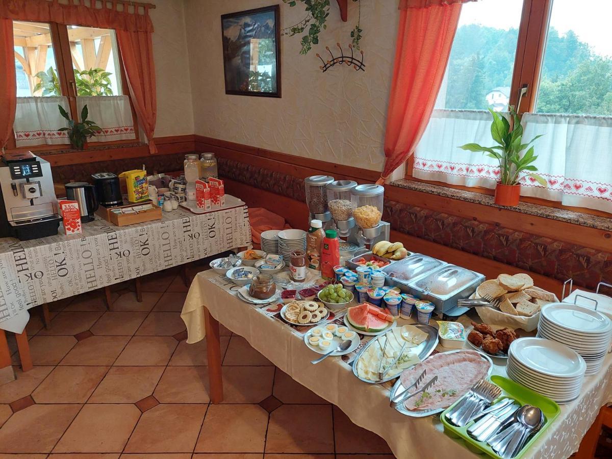 Guesthouse Mesec Zaplana Vrhnika Buitenkant foto