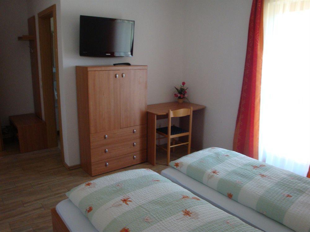 Guesthouse Mesec Zaplana Vrhnika Buitenkant foto
