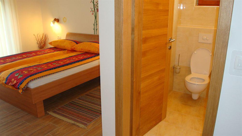 Guesthouse Mesec Zaplana Vrhnika Buitenkant foto