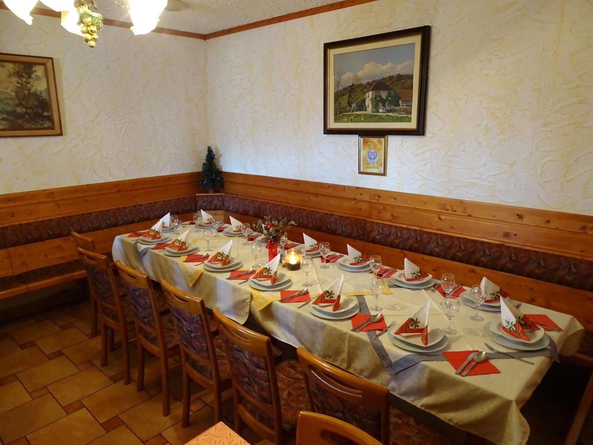 Guesthouse Mesec Zaplana Vrhnika Buitenkant foto