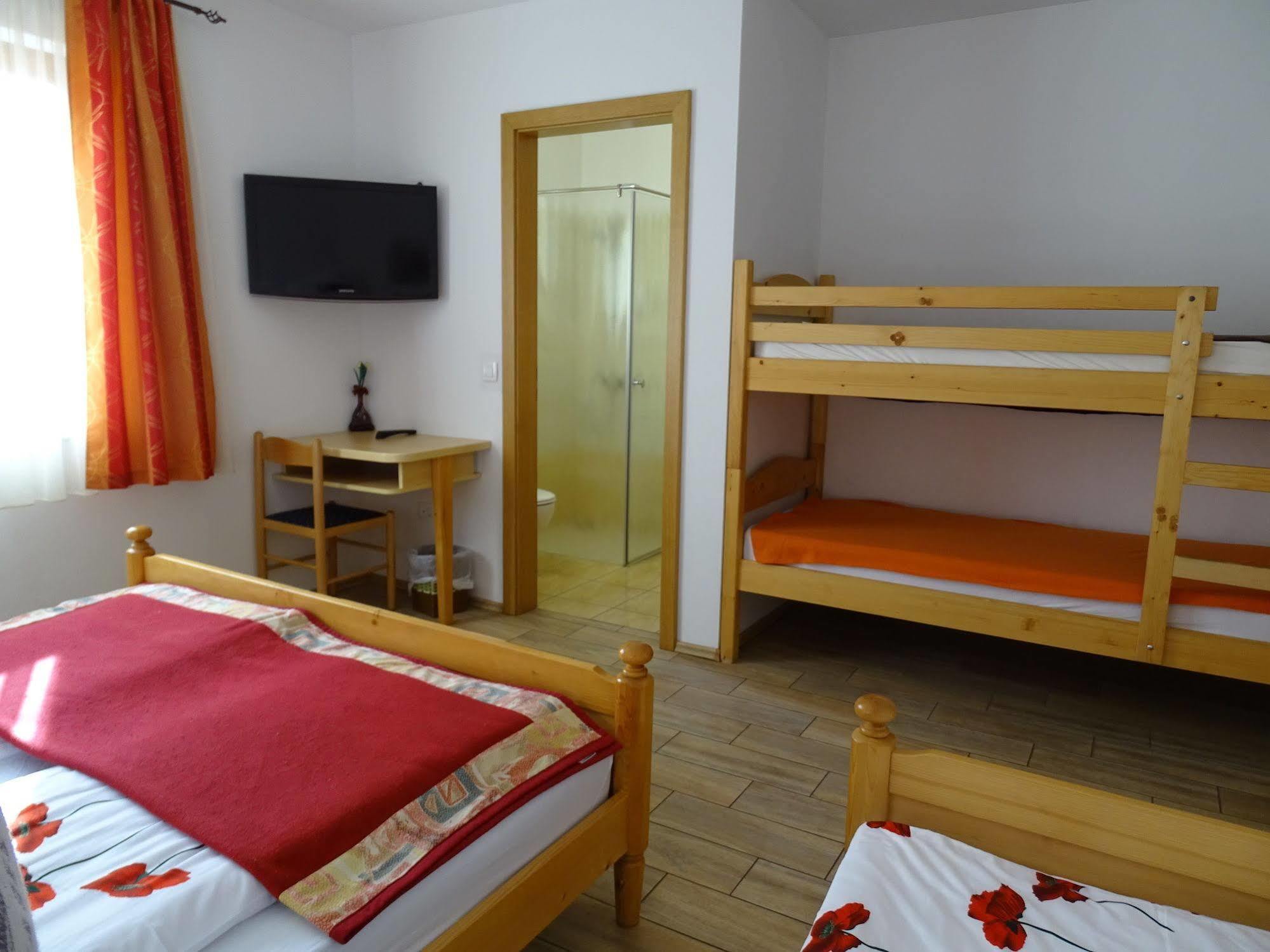 Guesthouse Mesec Zaplana Vrhnika Buitenkant foto