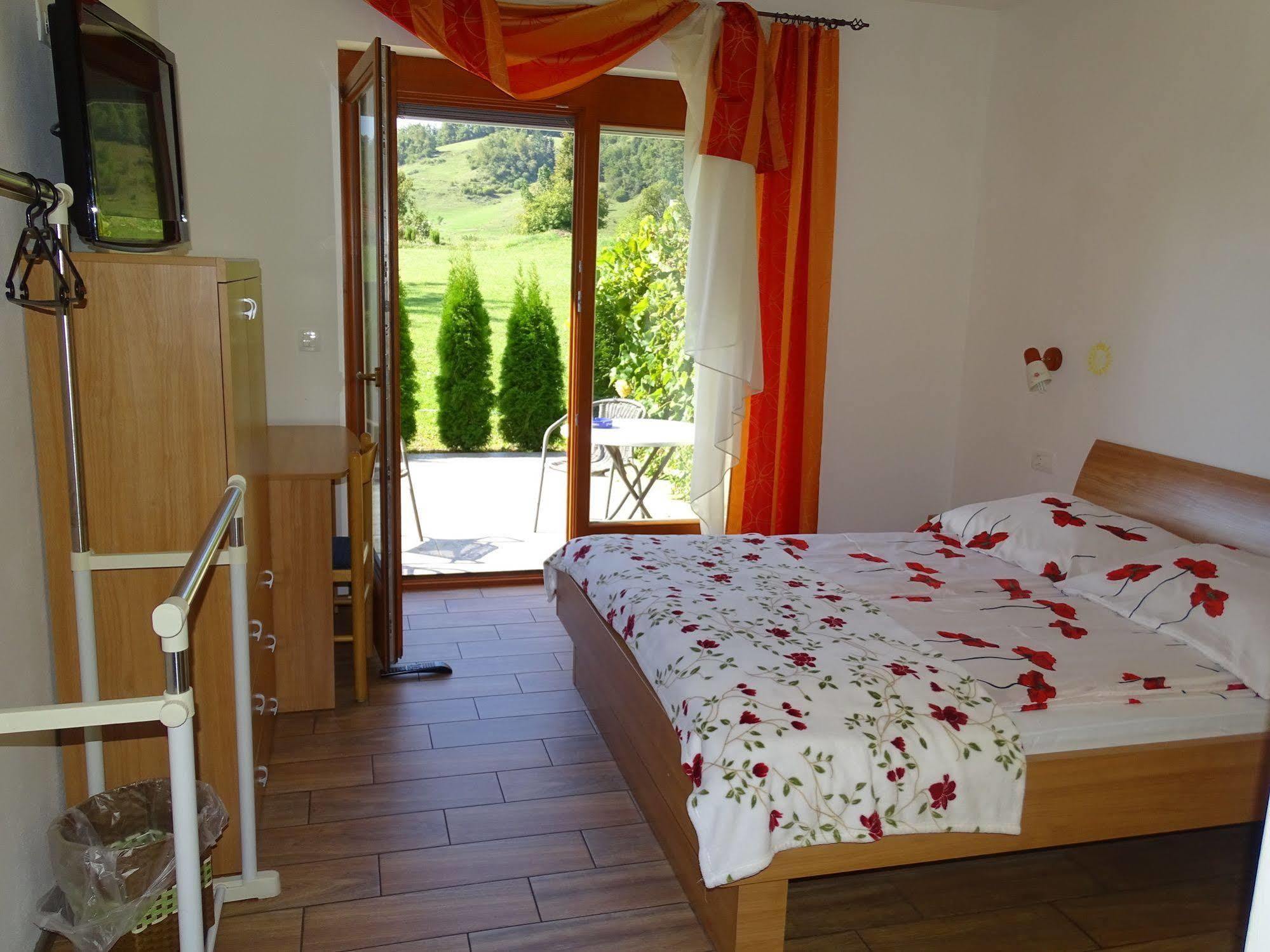 Guesthouse Mesec Zaplana Vrhnika Buitenkant foto