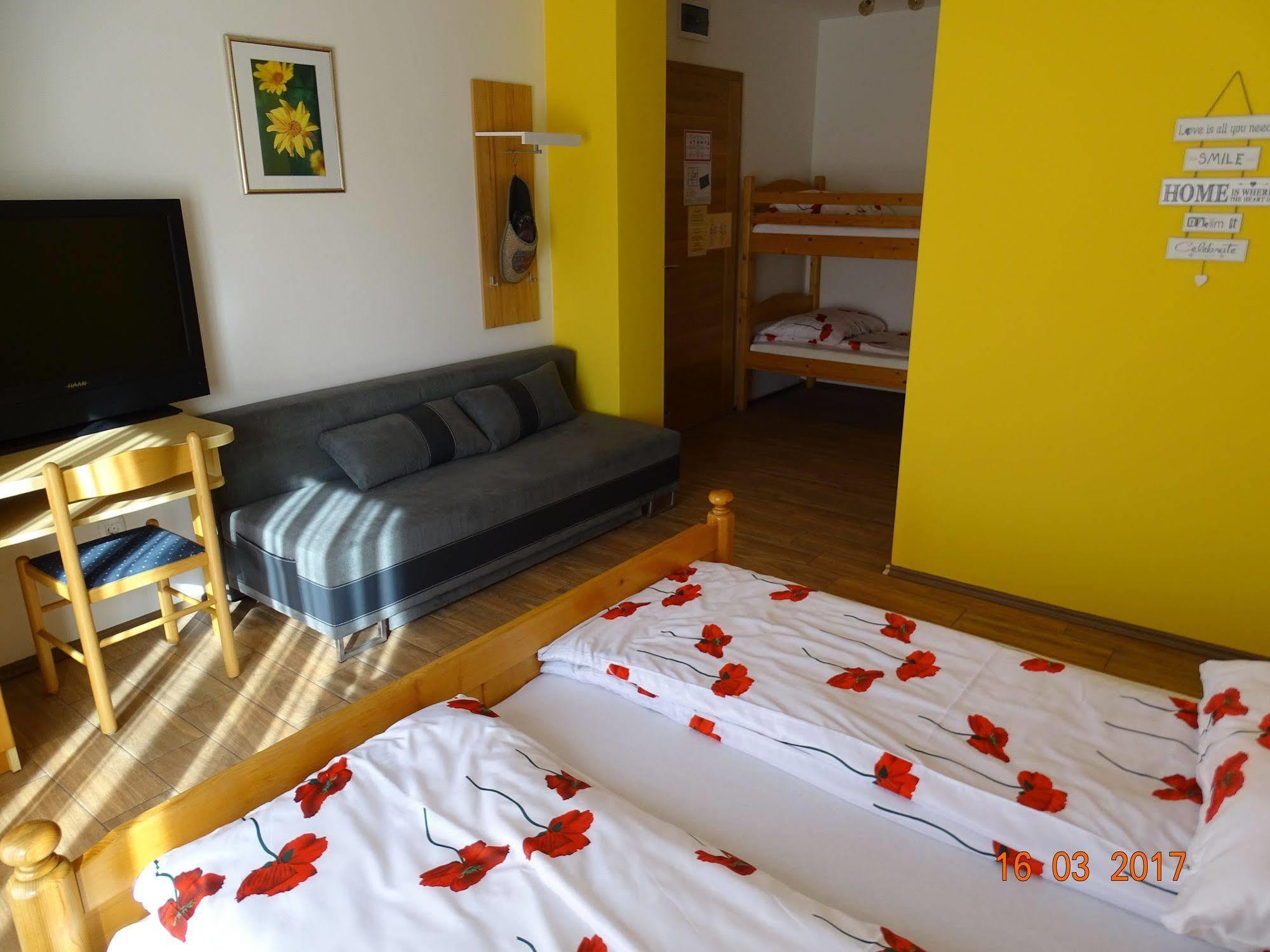 Guesthouse Mesec Zaplana Vrhnika Buitenkant foto