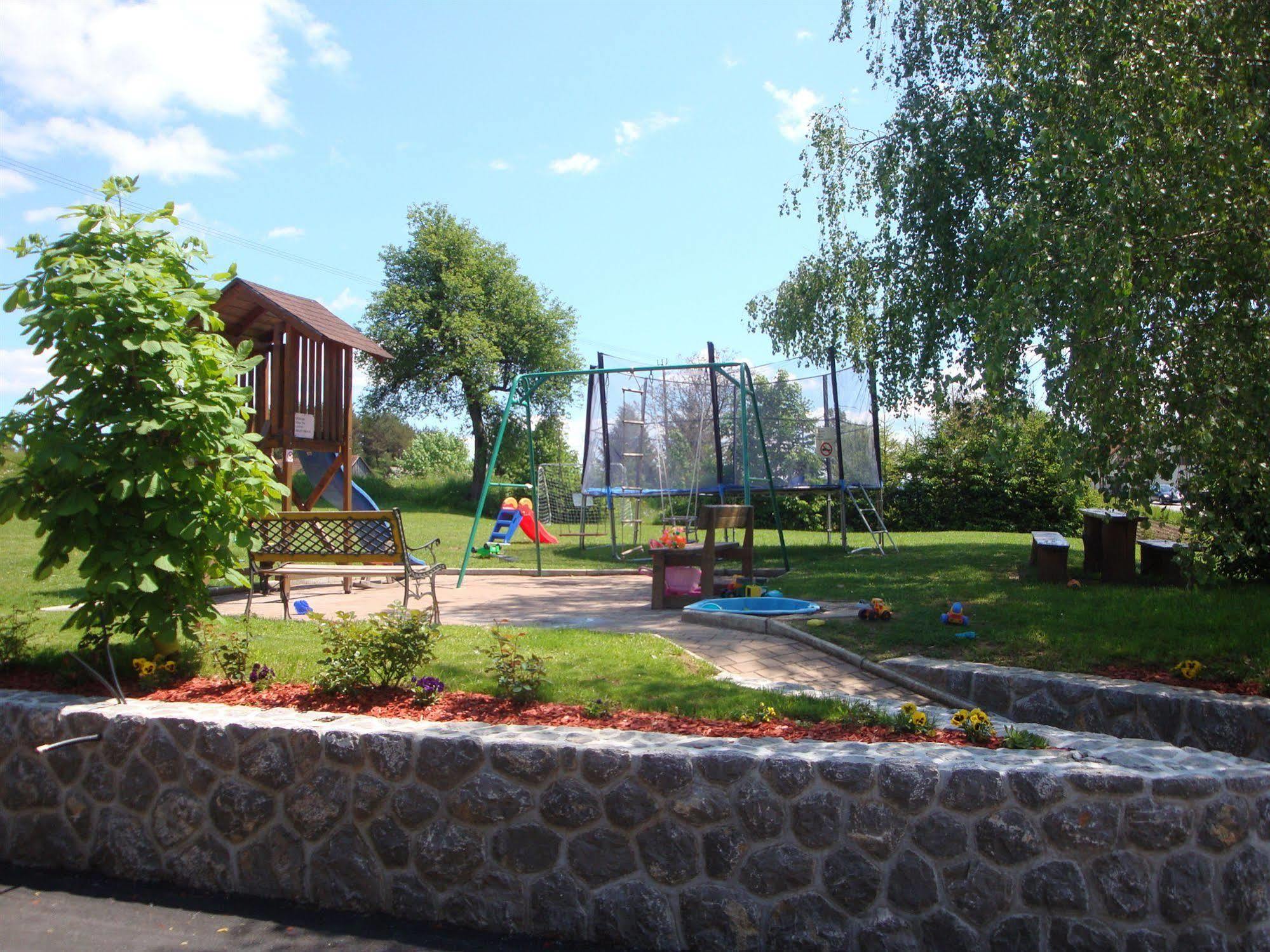 Guesthouse Mesec Zaplana Vrhnika Buitenkant foto