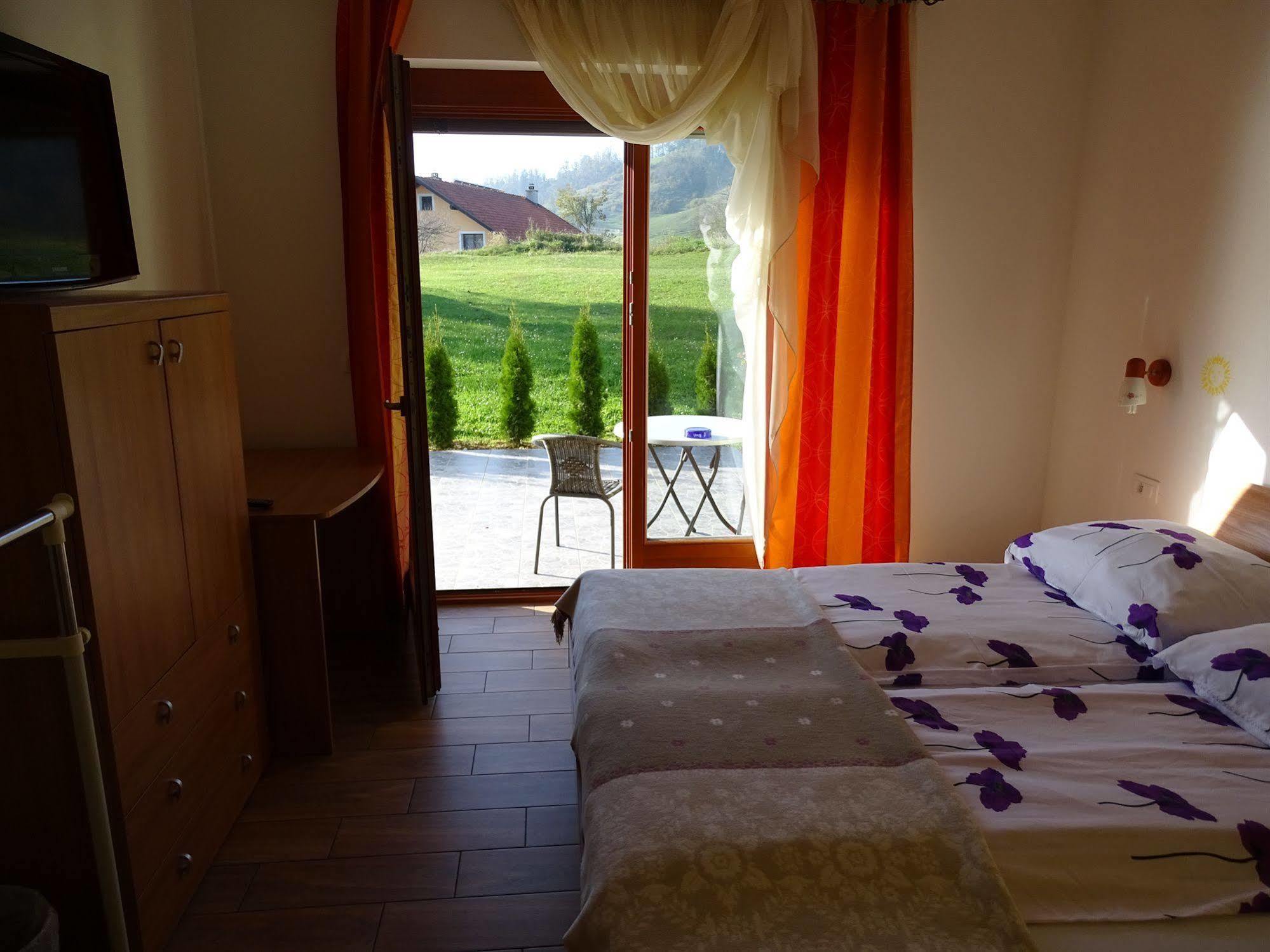 Guesthouse Mesec Zaplana Vrhnika Buitenkant foto